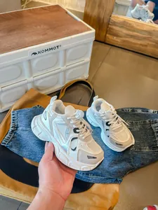 Κοντινό πλάνο λευκών chunky sneakers για κορίτσια με χοντρές σόλες