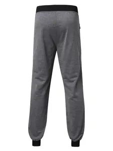 Achteraanzicht van grijze heren fleece sportjoggingbroek met zwarte elastische taille en boorden.
