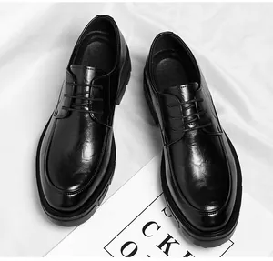 Vue de dessus de chaussures derby noires pour hommes en cuir grainé avec semelle compensée