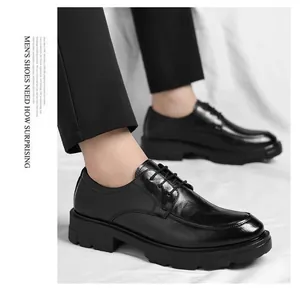 Gros plan de chaussures en cuir pour hommes avec texture à la main