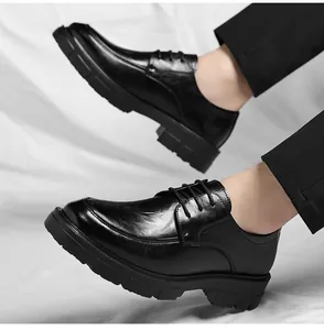 Vue latérale de chaussures d'affaires en cuir noir pour hommes avec hausse de 8 cm.