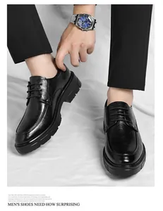 Détail des chaussures de ville pour hommes avec talon de 8cm et cuir noir texturé chic.