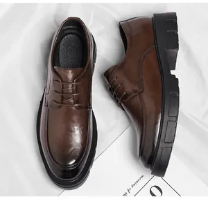 Détail des chaussures d'ascenseur marron 8 cm pour hommes avec cuir texturé élégant.