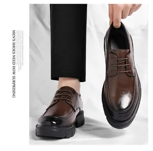 Gros plan de chaussures rehaussantes en cuir marron pour hommes, finition patinée