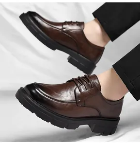 Gros plan de chaussures de ville marron pour hommes avec semelles épaisses.