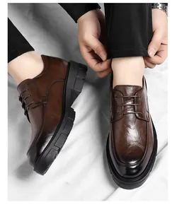 Vue détaillée de chaussures rehaussantes en cuir marron avec semelle noire épaisse