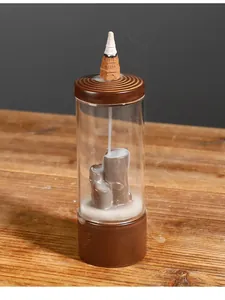 Detailansicht eines Rückfluss-Räuchergefäßes mit Glas-Windschutz auf Holztisch