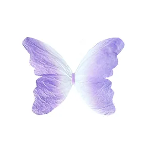 Detalle de mariposa de papel degradado púrpura para decoración de pared primaveral