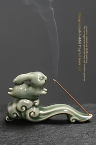 Nahaufnahme eines Seladon Räucherstäbchenhalters mit Jadehase und Wolken Design