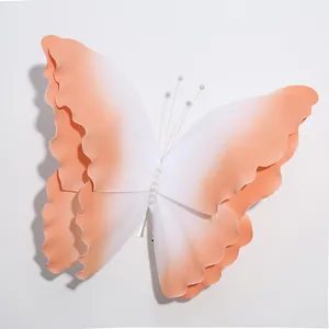Dettaglio decorativo di una grande farfalla in schiuma con sfumatura arancione