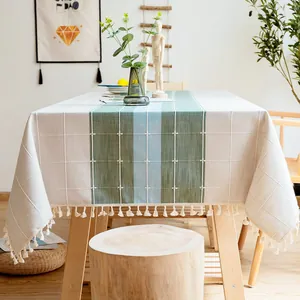 Elegante moderne Tischdecke mit grünen Streifen und weißen Quasten für den Esstisch