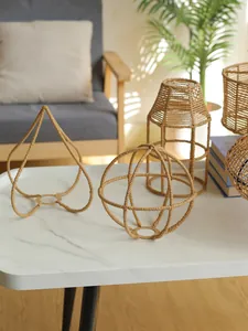 Handgeweven bamboe lampenkappen in geometrische vormen voor een warm interieur