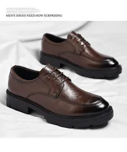 Vue détaillée des chaussures en cuir marron pour hommes avec bout dégradé élégant