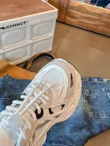 Κοντινό πλάνο λευκού chunky sneaker με τμήματα πλέγματος και ελαστικά κορδόνια