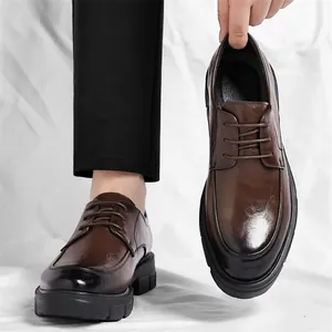 Chaussures d'ascenseur en cuir marron pour hommes avec rehaussement de 8 cm et fini texturé.