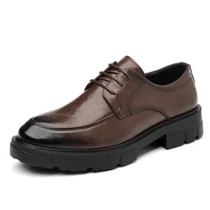 Chaussures de ville marron pour hommes en cuir grainé avec semelles compensées
