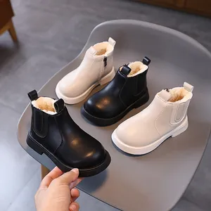 Botas de invierno cálidas para niños con forro de felpa y cremallera en negro y crema.