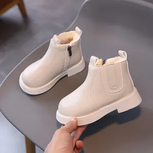 Botas de invierno para niños en color crema con forro de felpa cálida y cremallera lateral.