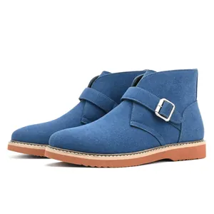 Seitenansicht blauer Herren-Stiefeletten aus Wildleder mit Vintage-Metallschnalle