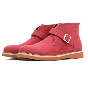 Seitenprofil-Detail der roten Wildleder-Stiefeletten für Herren mit Metallschnalle