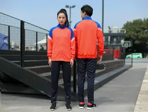 Vue extérieure d'un survêtement de sport orange et bleu pour hommes et femmes course à pied