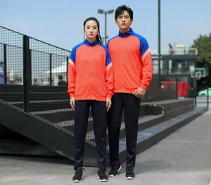 Vue détaillée d'hommes et de femmes portant des ensembles de survêtement de sport assortis