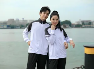 Couple portant des survêtements de sport assortis noirs et blancs en plein air