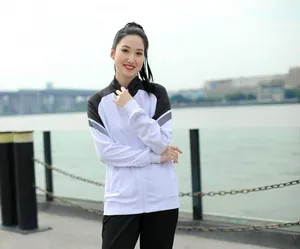 Femme en veste de sport bicolore grande taille posant en extérieur pour un style de vie fitness