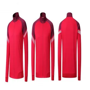 Affichage détaillé sous trois angles d'une veste de sport rouge et bordeaux à fermeture éclair.