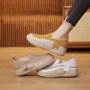 Detalle de mocasines con plataforma perforados para mujer en amarillo, beige y blanco