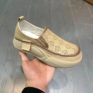 Vista detallada de mocasines de plataforma calados beige para mujer estilo casual