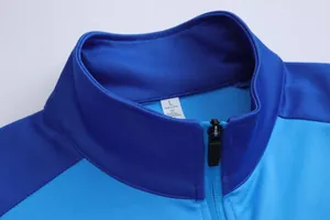 Vue détaillée du col montant et de la fermeture éclair d'une veste de vélo bleue.