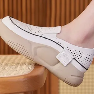 Zapatillas blancas perforadas minimalistas sin cordones con plataforma gruesa para mujer