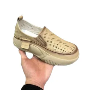 Zapatos slip-on perforados transpirables para mujer con plataforma caqui