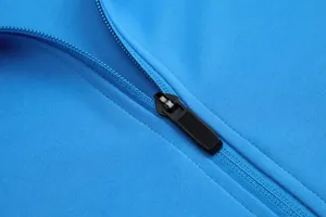 Vue macro montrant le détail de la fermeture éclair et le tissu bleu de la veste