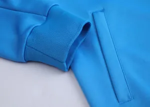 Vue détaillée d'une veste de sport bleu clair avec poignet côtelé et poche latérale