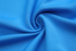 Gros plan détaillé sur le tissu de sport bleu respirant avec une texture piquée fine