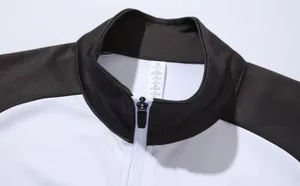 Détail du col d'une veste de sport noire et blanche avec fermeture éclair et étiquette