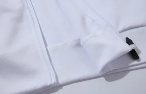 Gros plan sur la fermeture éclair et l'ourlet côtelé d'une veste de sport blanche