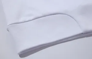 Détail en gros plan de la texture du poignet côtelé d'une veste de sport