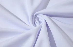Détail macro du tissu de sport blanc montrant une texture douce et tissage lisse