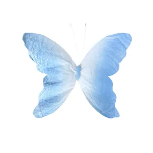 Detalle de una mariposa decorativa degradada en azul claro con textura arrugada.