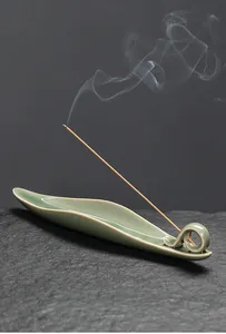 Blattförmiger Seladon-Keramik-Räucherstäbchenhalter mit Rauch für Zen-Tee-Zeremonie-Dekor