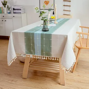 Elegante Leinentischdecke mit Karomuster, blauem Streifen und Quasten im Esszimmer