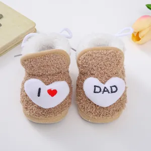 Detailansicht warmer brauner Plüsch-Babyschuhe mit I love Dad Bestickung im Herz