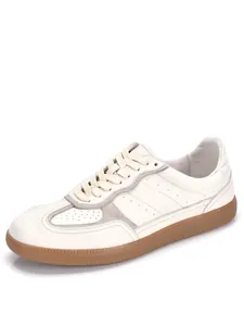 Detailansicht der weißen Retro-Ledersneaker mit Gummisohle und grauen Wildleder-Einsätzen