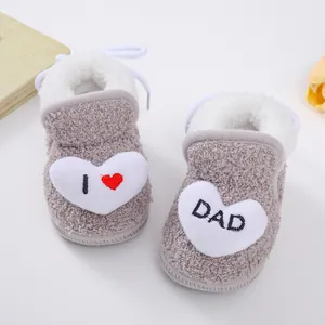 Detailansicht grauer Baby-Boots mit „I Love Dad“-Herzstickerei und weichem Fleece-Futter.