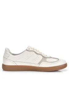 Seitenansicht der klassischen weißen Leder-GAT-Sneaker mit robuster Gummisohle