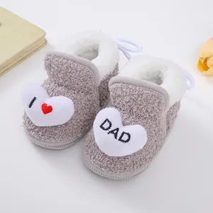 Nahaufnahme von warmen grauen Baby-Winterstiefeln mit 'I love DAD' Herz-Stickerei.