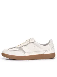 Seitenansicht der klassischen Retro-Sneaker aus weißem Leder für Herren mit brauner Gummisohle